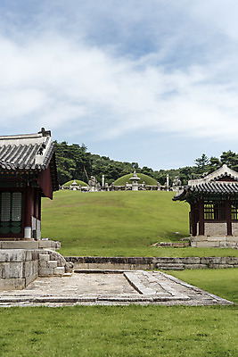 포토 JPG 주간 구름 한국전통 여행 유적지 하늘 풍경 사람없음 야외 여름 관광지 세계문화유산 문화재 역사 한국사 조선시대 어로 영녕릉 정자각 조선왕릉 능침 혼유석 효종릉 동원상하릉 인선왕후 신로 국내포토 여주시 자연요소 전통 계절 고건축 한국 경기도 여주 왕릉 파일형식 여주_지역 왕후 향어로