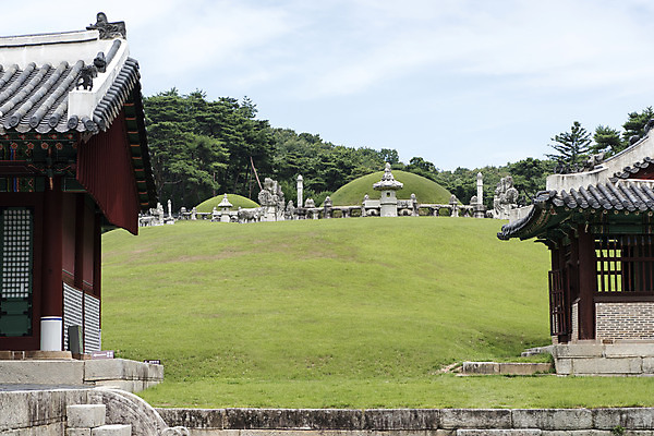 포토 JPG 주간 구름 한국전통 여행 유적지 하늘 풍경 사람없음 야외 여름 관광지 세계문화유산 문화재 역사 한국사 조선시대 어로 영녕릉 정자각 조선왕릉 능침 혼유석 효종릉 동원상하릉 인선왕후 신로 국내포토 여주시 자연요소 전통 계절 고건축 한국 경기도 여주 왕릉 파일형식 여주_지역 왕후 향어로