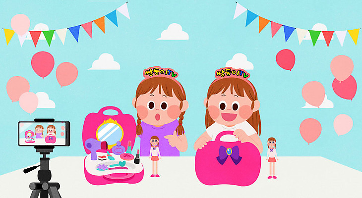 PSD 여자 어린이 인형 가방 일러스트 사람 소녀 두명 스마트폰 컬러풀 장난감 촬영 화장품 쌍둥이 즐거움 풍선 삼각대 소꿉놀이 가랜드 구름무늬 촬영장비 소녀만 크리에이터 1인미디어 국내일러스트 직업 잡화 감정 컬러 무늬 가족 놀이 핸드폰 스마트기기 뷰티 도구 파티용품 방송 여자만 어린이만 파일형식