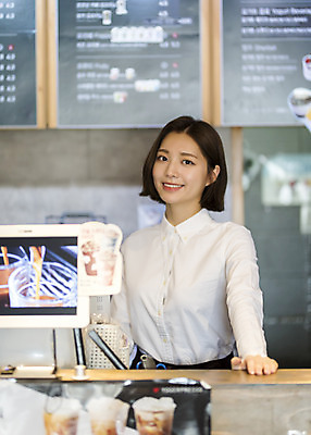 포토 JPG 여학생 여자 대학생 대학생라이프 실내 한명 서기 미소 상반신 20대 청년 성인 앞모습 청춘 카페 한국인 계산대 열정 바리스타 여대생 아르바이트 포스기 성인여자한명만 최저임금 비정규직 국내포토 직업 1 학생 라이프스타일 감정 뷰포인트 컨셉 비즈니스 모션 표정 사람 동양인 내부 경제 상점 기계 여자한명만 성인여자만 파일형식