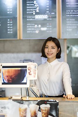 포토 JPG 여학생 여자 대학생 대학생라이프 실내 한명 서기 미소 상반신 20대 청년 성인 앞모습 청춘 카페 한국인 계산대 열정 바리스타 여대생 아르바이트 포스기 성인여자한명만 최저임금 비정규직 국내포토 직업 1 학생 라이프스타일 감정 뷰포인트 컨셉 비즈니스 모션 표정 사람 동양인 내부 경제 상점 기계 여자한명만 성인여자만 파일형식
