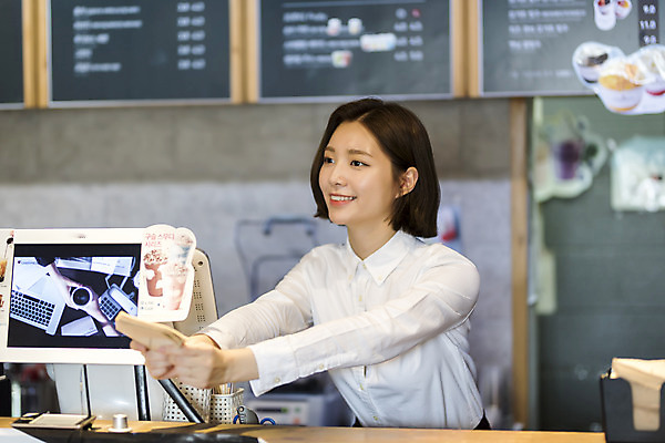 포토 JPG 여학생 여자 대학생 대학생라이프 실내 한명 서기 미소 상반신 20대 청년 성인 앞모습 청춘 카페 한국인 계산대 주기 냅킨 열정 바리스타 여대생 아르바이트 포스기 성인여자한명만 최저임금 비정규직 국내포토 직업 1 학생 라이프스타일 감정 뷰포인트 컨셉 비즈니스 모션 표정 사람 동양인 내부 경제 상점 기계 여자한명만 성인여자만 파일형식