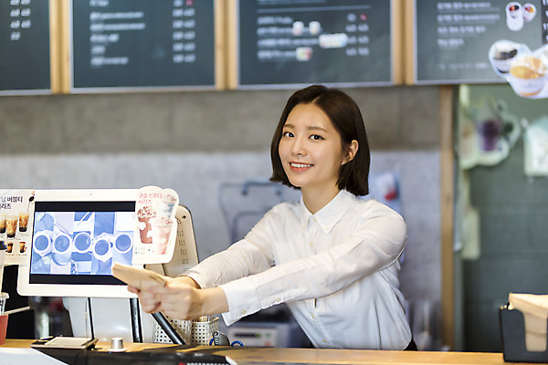 포토 JPG 여학생 여자 대학생 대학생라이프 실내 한명 서기 미소 상반신 20대 청년 성인 앞모습 청춘 카페 한국인 계산대 주기 냅킨 열정 바리스타 여대생 아르바이트 포스기 성인여자한명만 최저임금 비정규직 국내포토 직업 1 학생 라이프스타일 감정 뷰포인트 컨셉 비즈니스 모션 표정 사람 동양인 내부 경제 상점 기계 여자한명만 성인여자만 파일형식
