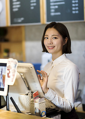포토 JPG 여학생 여자 대학생 대학생라이프 실내 한명 서기 미소 상반신 20대 청년 성인 옆모습 청춘 카페 한국인 계산대 열정 바리스타 여대생 아르바이트 포스기 성인여자한명만 최저임금 비정규직 국내포토 직업 1 학생 라이프스타일 감정 뷰포인트 컨셉 비즈니스 모션 표정 사람 동양인 내부 경제 상점 기계 여자한명만 성인여자만 파일형식