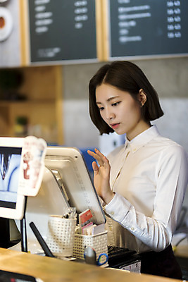 포토 JPG 여학생 여자 대학생 대학생라이프 실내 한명 서기 상반신 20대 청년 성인 옆모습 청춘 카페 터치 한국인 계산 계산대 열정 바리스타 여대생 아르바이트 포스기 성인여자한명만 최저임금 비정규직 국내포토 직업 1 학생 라이프스타일 감정 뷰포인트 컨셉 비즈니스 모션 사람 동양인 내부 경제 상점 기계 여자한명만 성인여자만 파일형식