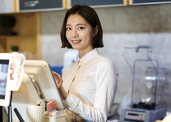 포토 JPG 여학생 여자 대학생 대학생라이프 실내 한명 서기 미소 상반신 20대 청년 성인 옆모습 청춘 카페 터치 한국인 계산대 열정 바리스타 여대생 아르바이트 포스기 성인여자한명만 최저임금 비정규직 국내포토 직업 1 학생 라이프스타일 감정 뷰포인트 컨셉 비즈니스 모션 표정 사람 동양인 내부 경제 상점 기계 여자한명만 성인여자만 파일형식