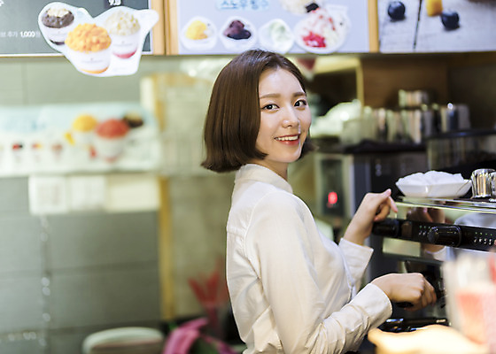 포토 JPG 여학생 여자 대학생 대학생라이프 실내 한명 서기 미소 상반신 20대 청년 성인 옆모습 청춘 카페 한국인 커피메이커 열정 바리스타 여대생 아르바이트 성인여자한명만 최저임금 비정규직 국내포토 직업 1 학생 라이프스타일 감정 뷰포인트 컨셉 비즈니스 모션 표정 사람 동양인 내부 경제 상점 커피용품 여자한명만 성인여자만 파일형식