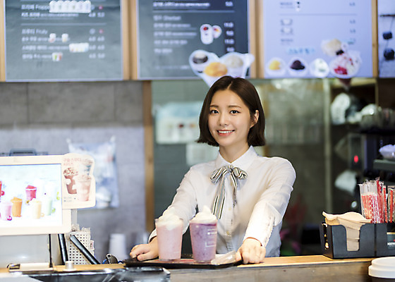 포토 JPG 여학생 여자 음료 대학생 대학생라이프 실내 한명 서기 미소 상반신 20대 청년 성인 앞모습 청춘 카페 한국인 열정 바리스타 여대생 아르바이트 성인여자한명만 최저임금 비정규직 국내포토 직업 1 학생 라이프스타일 감정 뷰포인트 컨셉 비즈니스 모션 표정 사람 동양인 내부 경제 상점 여자한명만 성인여자만 파일형식