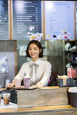 포토 JPG 여학생 여자 음료 대학생 대학생라이프 실내 한명 서기 미소 상반신 20대 청년 성인 앞모습 청춘 카페 한국인 열정 바리스타 여대생 아르바이트 성인여자한명만 최저임금 비정규직 국내포토 직업 1 학생 라이프스타일 감정 뷰포인트 컨셉 비즈니스 모션 표정 사람 동양인 내부 경제 상점 여자한명만 성인여자만 파일형식