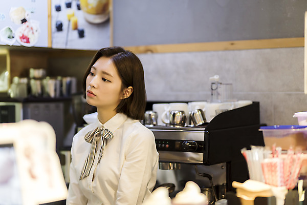 포토 JPG 여학생 여자 대학생 대학생라이프 휴식 실내 한명 서기 상반신 20대 청년 성인 옆모습 청춘 카페 한국인 바리스타 여대생 아르바이트 힘듦 성인여자한명만 최저임금 비정규직 국내포토 직업 1 학생 라이프스타일 뷰포인트 컨셉 비즈니스 모션 사람 동양인 내부 경제 상점 여자한명만 성인여자만 파일형식