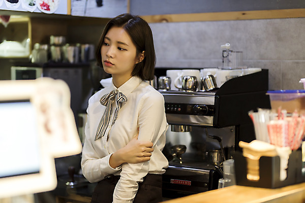 포토 JPG 여학생 여자 대학생 대학생라이프 휴식 실내 한명 서기 상반신 20대 청년 성인 옆모습 청춘 카페 한국인 바리스타 여대생 아르바이트 힘듦 성인여자한명만 최저임금 비정규직 국내포토 직업 1 학생 라이프스타일 뷰포인트 컨셉 비즈니스 모션 사람 동양인 내부 경제 상점 여자한명만 성인여자만 파일형식