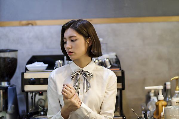 포토 JPG 응시 여학생 여자 대학생 대학생라이프 휴식 실내 한명 서기 상반신 20대 청년 성인 앞모습 청춘 카페 한국인 바리스타 여대생 아르바이트 힘듦 성인여자한명만 손목통증 최저임금 비정규직 국내포토 직업 1 학생 라이프스타일 시선 뷰포인트 컨셉 비즈니스 모션 사람 동양인 내부 경제 상점 고통 여자한명만 성인여자만 파일형식