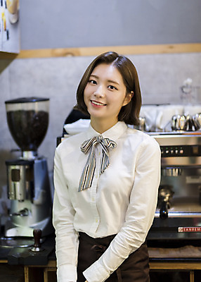 포토 JPG 여학생 여자 대학생 대학생라이프 휴식 실내 한명 서기 미소 상반신 20대 청년 성인 앞모습 청춘 카페 한국인 열정 바리스타 여대생 아르바이트 성인여자한명만 최저임금 비정규직 국내포토 직업 1 학생 라이프스타일 감정 뷰포인트 컨셉 비즈니스 모션 표정 사람 동양인 내부 경제 상점 여자한명만 성인여자만 파일형식