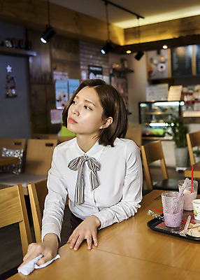 포토 JPG 응시 여학생 여자 대학생 대학생라이프 휴식 실내 한명 앉기 상반신 20대 청년 성인 앞모습 청춘 카페 한국인 정리 바리스타 여대생 아르바이트 힘듦 성인여자한명만 최저임금 비정규직 국내포토 직업 1 학생 라이프스타일 시선 뷰포인트 컨셉 비즈니스 모션 사람 동양인 내부 경제 상점 여자한명만 성인여자만 파일형식
