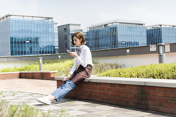 포토 JPG 주간 전신 여학생 여자 대학생 대학생라이프 휴식 한명 들기 앉기 20대 청년 성인 야외 옆모습 스마트폰 청춘 카페 한국인 옥상 열정 바리스타 여대생 아르바이트 성인여자한명만 최저임금 비정규직 국내포토 자연요소 직업 1 학생 라이프스타일 감정 뷰포인트 컨셉 비즈니스 모션 사람 동양인 경제 핸드폰 스마트기기 상점 여자한명만 성인여자만 파일형식