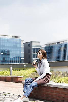 포토 JPG 주간 전신 여학생 여자 커피 대학생 대학생라이프 휴식 한명 들기 앉기 20대 청년 성인 야외 옆모습 청춘 카페 한국인 마시기 옥상 열정 바리스타 여대생 아르바이트 성인여자한명만 최저임금 비정규직 국내포토 자연요소 직업 1 학생 라이프스타일 감정 음료 뷰포인트 컨셉 비즈니스 모션 사람 동양인 경제 상점 여자한명만 성인여자만 파일형식
