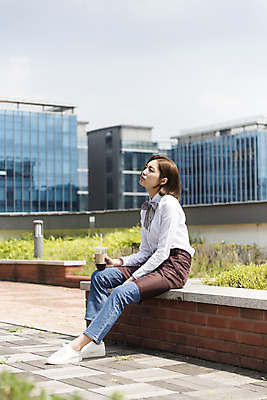 포토 JPG 주간 전신 여학생 여자 커피 대학생 대학생라이프 휴식 한명 들기 앉기 20대 청년 성인 야외 옆모습 청춘 카페 한국인 옥상 열정 바리스타 여대생 아르바이트 성인여자한명만 최저임금 비정규직 국내포토 자연요소 직업 1 학생 라이프스타일 감정 음료 뷰포인트 컨셉 비즈니스 모션 사람 동양인 경제 상점 여자한명만 성인여자만 파일형식