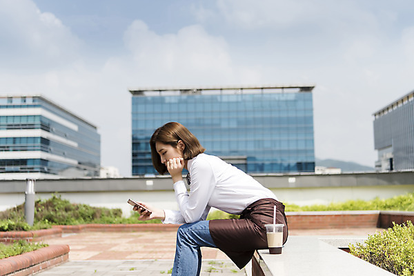 포토 JPG 주간 여학생 여자 대학생 대학생라이프 휴식 한명 들기 앉기 상반신 20대 청년 성인 야외 옆모습 스마트폰 청춘 카페 한국인 옥상 열정 바리스타 여대생 아르바이트 성인여자한명만 최저임금 비정규직 국내포토 자연요소 직업 1 학생 라이프스타일 감정 뷰포인트 컨셉 비즈니스 모션 사람 동양인 경제 핸드폰 스마트기기 상점 여자한명만 성인여자만 파일형식