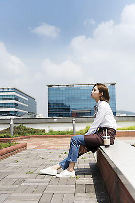 포토 JPG 주간 전신 여학생 여자 커피 대학생 대학생라이프 휴식 한명 앉기 20대 청년 성인 야외 옆모습 청춘 카페 한국인 옥상 열정 바리스타 여대생 아르바이트 성인여자한명만 최저임금 비정규직 국내포토 자연요소 직업 1 학생 라이프스타일 감정 음료 뷰포인트 컨셉 비즈니스 모션 사람 동양인 경제 상점 여자한명만 성인여자만 파일형식