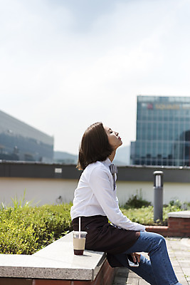 포토 JPG 주간 여학생 여자 커피 대학생 대학생라이프 휴식 한명 앉기 상반신 20대 청년 성인 야외 옆모습 청춘 눈감음 카페 한국인 옥상 열정 바리스타 여대생 아르바이트 성인여자한명만 최저임금 비정규직 국내포토 자연요소 직업 1 학생 라이프스타일 감정 음료 뷰포인트 컨셉 비즈니스 모션 사람 동양인 경제 상점 여자한명만 성인여자만 파일형식