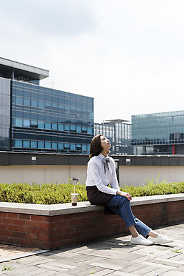 포토 JPG 주간 전신 여학생 여자 커피 대학생 대학생라이프 휴식 한명 앉기 20대 청년 성인 야외 옆모습 청춘 눈감음 카페 한국인 옥상 열정 바리스타 여대생 아르바이트 성인여자한명만 최저임금 비정규직 국내포토 자연요소 직업 1 학생 라이프스타일 감정 음료 뷰포인트 컨셉 비즈니스 모션 사람 동양인 경제 상점 여자한명만 성인여자만 파일형식