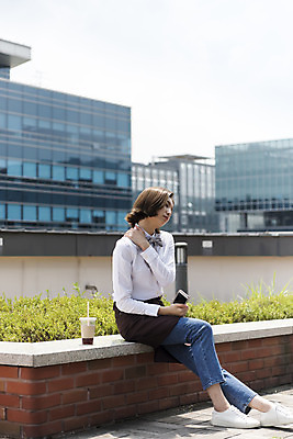 포토 JPG 주간 전신 여학생 여자 커피 대학생 대학생라이프 휴식 한명 앉기 20대 청년 성인 야외 옆모습 청춘 카페 한국인 옥상 열정 바리스타 여대생 아르바이트 어깨통증 성인여자한명만 최저임금 비정규직 국내포토 자연요소 직업 1 학생 라이프스타일 감정 음료 뷰포인트 컨셉 비즈니스 모션 사람 동양인 경제 상점 질병 여자한명만 성인여자만 파일형식