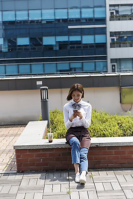 포토 JPG 주간 전신 여학생 여자 대학생 대학생라이프 휴식 한명 미소 들기 앉기 20대 청년 성인 야외 앞모습 스마트폰 청춘 카페 한국인 옥상 열정 바리스타 여대생 아르바이트 성인여자한명만 최저임금 비정규직 국내포토 자연요소 직업 1 학생 라이프스타일 감정 뷰포인트 컨셉 비즈니스 모션 표정 사람 동양인 경제 핸드폰 스마트기기 상점 여자한명만 성인여자만 파일형식
