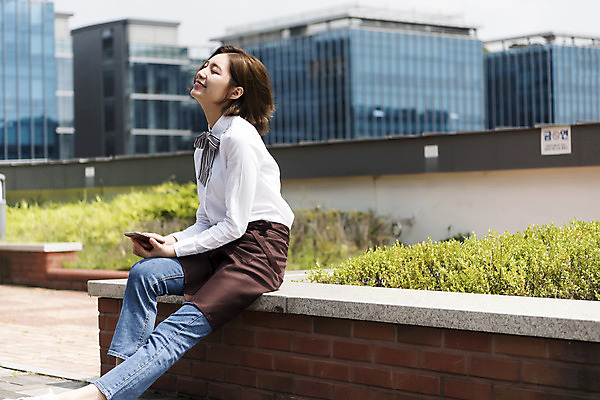포토 JPG 주간 여학생 여자 대학생 대학생라이프 휴식 한명 미소 들기 앉기 상반신 20대 청년 성인 야외 스마트폰 청춘 눈감음 카페 한국인 옥상 열정 바리스타 여대생 아르바이트 성인여자한명만 최저임금 비정규직 국내포토 자연요소 직업 1 학생 라이프스타일 감정 컨셉 비즈니스 모션 표정 사람 동양인 경제 핸드폰 스마트기기 상점 여자한명만 성인여자만 파일형식