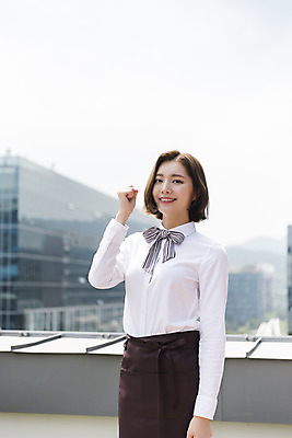 포토 JPG 주간 여학생 여자 대학생 응원 대학생라이프 휴식 한명 서기 미소 상반신 20대 청년 성인 야외 앞모습 청춘 파이팅 주먹 카페 한국인 옥상 열정 바리스타 여대생 아르바이트 성인여자한명만 최저임금 비정규직 국내포토 자연요소 직업 1 학생 라이프스타일 감정 뷰포인트 컨셉 비즈니스 모션 표정 사람 동양인 경제 상점 여자한명만 성인여자만 파일형식