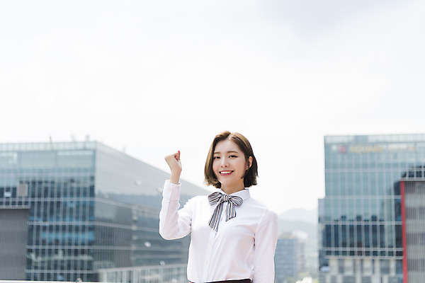 포토 JPG 주간 여학생 여자 대학생 응원 대학생라이프 휴식 한명 서기 미소 상반신 20대 청년 성인 야외 앞모습 청춘 파이팅 주먹 카페 한국인 옥상 열정 바리스타 여대생 아르바이트 성인여자한명만 최저임금 비정규직 국내포토 자연요소 직업 1 학생 라이프스타일 감정 뷰포인트 컨셉 비즈니스 모션 표정 사람 동양인 경제 상점 여자한명만 성인여자만 파일형식