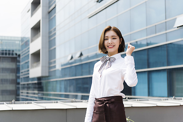 포토 JPG 주간 여학생 여자 대학생 응원 대학생라이프 휴식 한명 서기 미소 상반신 20대 청년 성인 야외 앞모습 청춘 파이팅 주먹 카페 한국인 옥상 열정 바리스타 여대생 아르바이트 성인여자한명만 최저임금 비정규직 국내포토 자연요소 직업 1 학생 라이프스타일 감정 뷰포인트 컨셉 비즈니스 모션 표정 사람 동양인 경제 상점 여자한명만 성인여자만 파일형식