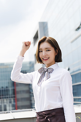 포토 JPG 주간 여학생 여자 대학생 응원 대학생라이프 휴식 한명 서기 미소 상반신 20대 청년 성인 야외 옆모습 청춘 파이팅 주먹 카페 한국인 옥상 열정 바리스타 여대생 아르바이트 성인여자한명만 최저임금 비정규직 국내포토 자연요소 직업 1 학생 라이프스타일 감정 뷰포인트 컨셉 비즈니스 모션 표정 사람 동양인 경제 상점 여자한명만 성인여자만 파일형식