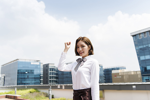 포토 JPG 주간 여학생 여자 대학생 응원 대학생라이프 휴식 한명 서기 미소 상반신 20대 청년 성인 야외 옆모습 청춘 파이팅 주먹 카페 한국인 옥상 열정 바리스타 여대생 아르바이트 성인여자한명만 최저임금 비정규직 국내포토 자연요소 직업 1 학생 라이프스타일 감정 뷰포인트 컨셉 비즈니스 모션 표정 사람 동양인 경제 상점 여자한명만 성인여자만 파일형식