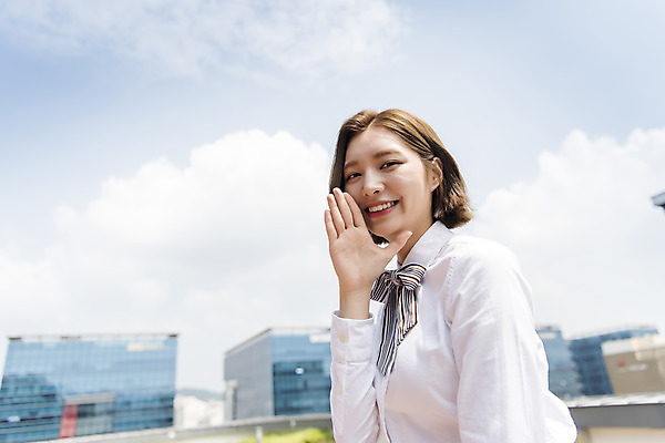 포토 JPG 주간 여학생 여자 대학생 로우앵글 대학생라이프 휴식 한명 서기 미소 손짓 상반신 20대 청년 성인 야외 옆모습 청춘 외침 카페 한국인 옥상 열정 바리스타 여대생 아르바이트 성인여자한명만 최저임금 비정규직 국내포토 자연요소 직업 1 학생 라이프스타일 감정 뷰포인트 컨셉 비즈니스 모션 표정 사람 동양인 경제 상점 소리 여자한명만 성인여자만 파일형식