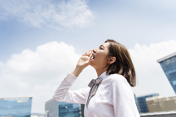 포토 JPG 주간 여학생 여자 대학생 로우앵글 대학생라이프 휴식 한명 서기 손짓 상반신 20대 청년 성인 야외 옆모습 청춘 외침 카페 한국인 옥상 열정 바리스타 여대생 아르바이트 성인여자한명만 최저임금 비정규직 국내포토 자연요소 직업 1 학생 라이프스타일 감정 뷰포인트 컨셉 비즈니스 모션 사람 동양인 경제 상점 소리 여자한명만 성인여자만 파일형식