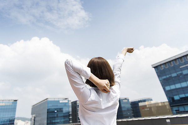 포토 JPG 주간 여학생 여자 대학생 대학생라이프 휴식 한명 서기 상반신 20대 청년 성인 야외 뒷모습 청춘 카페 한국인 옥상 기지개 열정 바리스타 여대생 아르바이트 성인여자한명만 최저임금 비정규직 국내포토 자연요소 직업 1 학생 라이프스타일 감정 뷰포인트 컨셉 비즈니스 모션 사람 동양인 경제 상점 여자한명만 성인여자만 파일형식