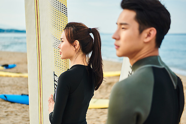 포토 JPG 주간 라이프스타일 커플 응시 여자 남자 수영복 스포츠 바다 휴가 건강 서기 상반신 20대 성인 취미 해변 야외 두명 옆모습 여름 레포츠 청춘 운동 한국인 서핑보드 서핑 익스트림스포츠 양양군 하조대해수욕장 성인만 액티비티 국내포토 자연요소 시선 옷 계절 뷰포인트 컨셉 관계 모션 레저 사람 동양인 청년 생활 수상스포츠 보드_스포츠 해수욕장 강원도 양양 파일형식