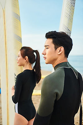 포토 JPG 주간 라이프스타일 커플 응시 여자 남자 수영복 스포츠 바다 휴가 건강 서기 상반신 20대 성인 취미 해변 야외 두명 옆모습 여름 레포츠 청춘 운동 한국인 서핑보드 서핑 익스트림스포츠 양양군 하조대해수욕장 성인만 액티비티 국내포토 자연요소 시선 옷 계절 뷰포인트 컨셉 관계 모션 레저 사람 동양인 청년 생활 수상스포츠 보드_스포츠 해수욕장 강원도 양양 파일형식