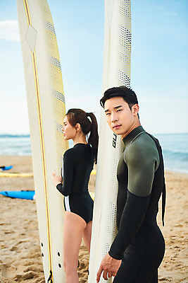 포토 JPG 주간 라이프스타일 커플 응시 여자 남자 수영복 스포츠 바다 휴가 건강 서기 상반신 20대 성인 취미 해변 야외 두명 옆모습 여름 레포츠 청춘 운동 한국인 서핑보드 서핑 익스트림스포츠 양양군 하조대해수욕장 성인만 액티비티 국내포토 자연요소 시선 옷 계절 뷰포인트 컨셉 관계 모션 레저 사람 동양인 청년 생활 수상스포츠 보드_스포츠 해수욕장 강원도 양양 파일형식