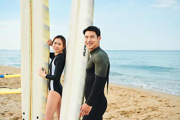 포토 JPG 주간 라이프스타일 커플 응시 여자 남자 수영복 스포츠 바다 휴가 건강 서기 상반신 20대 성인 취미 해변 야외 두명 옆모습 여름 레포츠 청춘 운동 한국인 서핑보드 서핑 익스트림스포츠 양양군 하조대해수욕장 성인만 액티비티 국내포토 자연요소 시선 옷 계절 뷰포인트 컨셉 관계 모션 레저 사람 동양인 청년 생활 수상스포츠 보드_스포츠 해수욕장 강원도 양양 파일형식