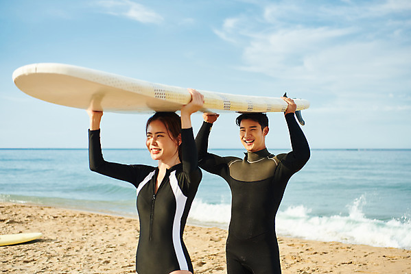 포토 JPG 주간 라이프스타일 커플 여자 남자 수영복 스포츠 바다 휴가 건강 미소 들기 상반신 20대 성인 취미 해변 야외 두명 앞모습 여름 레포츠 청춘 운동 한국인 서핑보드 서핑 익스트림스포츠 양양군 하조대해수욕장 성인만 액티비티 국내포토 자연요소 옷 계절 뷰포인트 컨셉 관계 모션 레저 표정 사람 동양인 청년 생활 수상스포츠 보드_스포츠 해수욕장 강원도 양양 파일형식