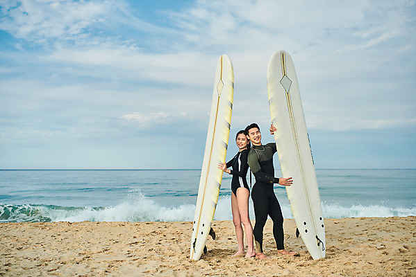 포토 JPG 주간 전신 라이프스타일 커플 여자 남자 수영복 스포츠 바다 휴가 건강 서기 미소 20대 성인 취미 해변 야외 두명 옆모습 여름 레포츠 청춘 운동 한국인 등맞대기 서핑보드 서핑 익스트림스포츠 양양군 하조대해수욕장 성인만 액티비티 국내포토 자연요소 옷 계절 뷰포인트 컨셉 관계 모션 레저 표정 사람 동양인 청년 생활 수상스포츠 보드_스포츠 해수욕장 강원도 양양 파일형식