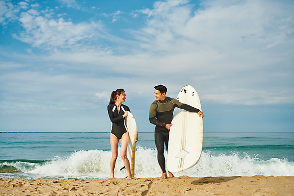 포토 JPG 주간 전신 라이프스타일 커플 여자 남자 수영복 스포츠 바다 휴가 건강 서기 미소 20대 성인 취미 해변 야외 두명 앞모습 여름 레포츠 청춘 운동 마주보기 한국인 서핑보드 서핑 익스트림스포츠 양양군 하조대해수욕장 성인만 액티비티 국내포토 자연요소 옷 계절 뷰포인트 컨셉 관계 모션 레저 표정 사람 동양인 청년 생활 수상스포츠 보드_스포츠 해수욕장 강원도 양양 파일형식