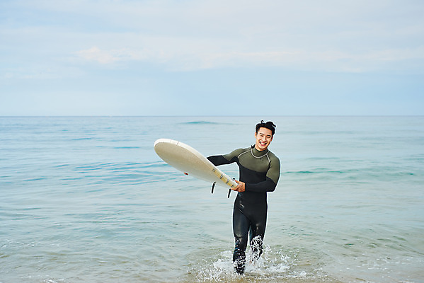 포토 JPG 주간 라이프스타일 남자 수영복 스포츠 바다 맨라이프 휴가 한명 미소 들기 상반신 20대 성인 취미 해변 야외 앞모습 여름 레포츠 청춘 달리기 운동 한국인 서핑보드 서핑 익스트림스포츠 양양군 하조대해수욕장 성인남자한명만 액티비티 국내포토 자연요소 1 옷 계절 뷰포인트 컨셉 모션 레저 표정 건강 사람 동양인 청년 생활 수상스포츠 보드_스포츠 해수욕장 강원도 양양 남자한명만 성인남자만 파일형식