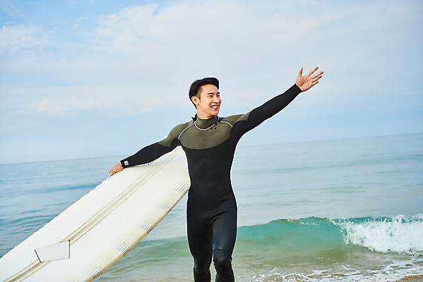 포토 JPG 주간 라이프스타일 남자 수영복 스포츠 바다 맨라이프 휴가 한명 미소 들기 상반신 20대 성인 취미 해변 야외 앞모습 여름 레포츠 청춘 운동 손들기 걷기 한국인 서핑보드 서핑 익스트림스포츠 양양군 하조대해수욕장 성인남자한명만 액티비티 국내포토 자연요소 1 옷 계절 뷰포인트 컨셉 모션 레저 표정 건강 사람 동양인 청년 생활 수상스포츠 보드_스포츠 해수욕장 강원도 양양 남자한명만 성인남자만 파일형식