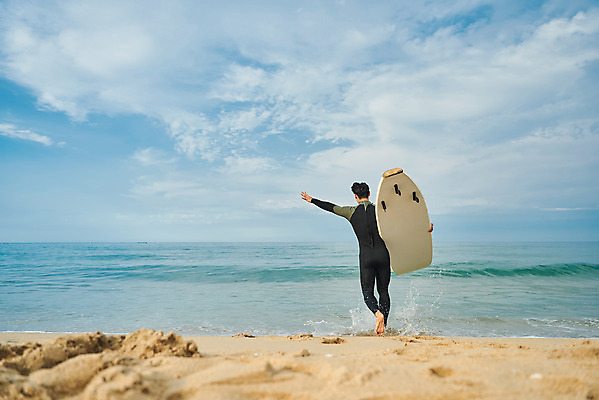 포토 JPG 주간 전신 라이프스타일 남자 수영복 스포츠 바다 맨라이프 휴가 한명 20대 성인 취미 해변 야외 뒷모습 여름 레포츠 청춘 달리기 운동 한국인 서핑보드 서핑 익스트림스포츠 양양군 하조대해수욕장 성인남자한명만 액티비티 국내포토 자연요소 1 옷 계절 뷰포인트 컨셉 모션 레저 건강 사람 동양인 청년 생활 수상스포츠 보드_스포츠 해수욕장 강원도 양양 남자한명만 성인남자만 파일형식