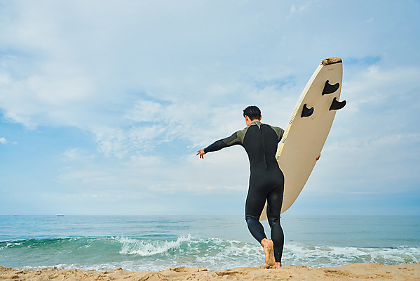 포토 JPG 주간 전신 라이프스타일 남자 수영복 스포츠 바다 맨라이프 휴가 한명 20대 성인 취미 해변 야외 뒷모습 여름 레포츠 청춘 달리기 운동 한국인 서핑보드 서핑 익스트림스포츠 양양군 하조대해수욕장 성인남자한명만 액티비티 국내포토 자연요소 1 옷 계절 뷰포인트 컨셉 모션 레저 건강 사람 동양인 청년 생활 수상스포츠 보드_스포츠 해수욕장 강원도 양양 남자한명만 성인남자만 파일형식