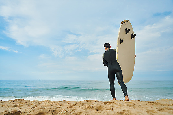 포토 JPG 주간 전신 라이프스타일 남자 수영복 스포츠 바다 맨라이프 휴가 한명 들기 20대 성인 취미 해변 야외 뒷모습 여름 레포츠 청춘 운동 걷기 한국인 서핑보드 서핑 익스트림스포츠 양양군 하조대해수욕장 성인남자한명만 액티비티 국내포토 자연요소 1 옷 계절 뷰포인트 컨셉 모션 레저 건강 사람 동양인 청년 생활 수상스포츠 보드_스포츠 해수욕장 강원도 양양 남자한명만 성인남자만 파일형식