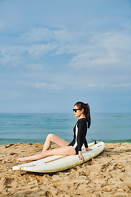 포토 JPG 주간 전신 구름 라이프스타일 여자 수영복 스포츠 바다 하늘 휴가 한명 앉기 20대 성인 취미 해변 야외 옆모습 여름 레포츠 청춘 선글라스 운동 한국인 서핑보드 서핑 익스트림스포츠 양양군 하조대해수욕장 성인여자한명만 액티비티 국내포토 자연요소 1 옷 계절 안경 뷰포인트 컨셉 모션 레저 건강 사람 동양인 청년 생활 수상스포츠 보드_스포츠 해수욕장 강원도 양양 여자한명만 성인여자만 파일형식