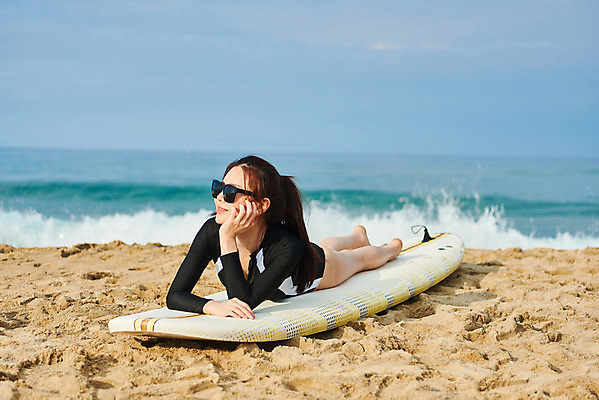 포토 JPG 주간 전신 구름 라이프스타일 여자 수영복 여유 엎드리기 스포츠 파도 바다 하늘 휴가 휴식 한명 20대 성인 취미 해변 야외 앞모습 여름 레포츠 청춘 선글라스 운동 턱괴기 한국인 서핑보드 서핑 익스트림스포츠 양양군 하조대해수욕장 성인여자한명만 액티비티 국내포토 자연요소 1 옷 계절 감정 안경 뷰포인트 컨셉 모션 레저 건강 사람 동양인 청년 생활 수상스포츠 보드_스포츠 해수욕장 강원도 양양 여자한명만 성인여자만 파일형식